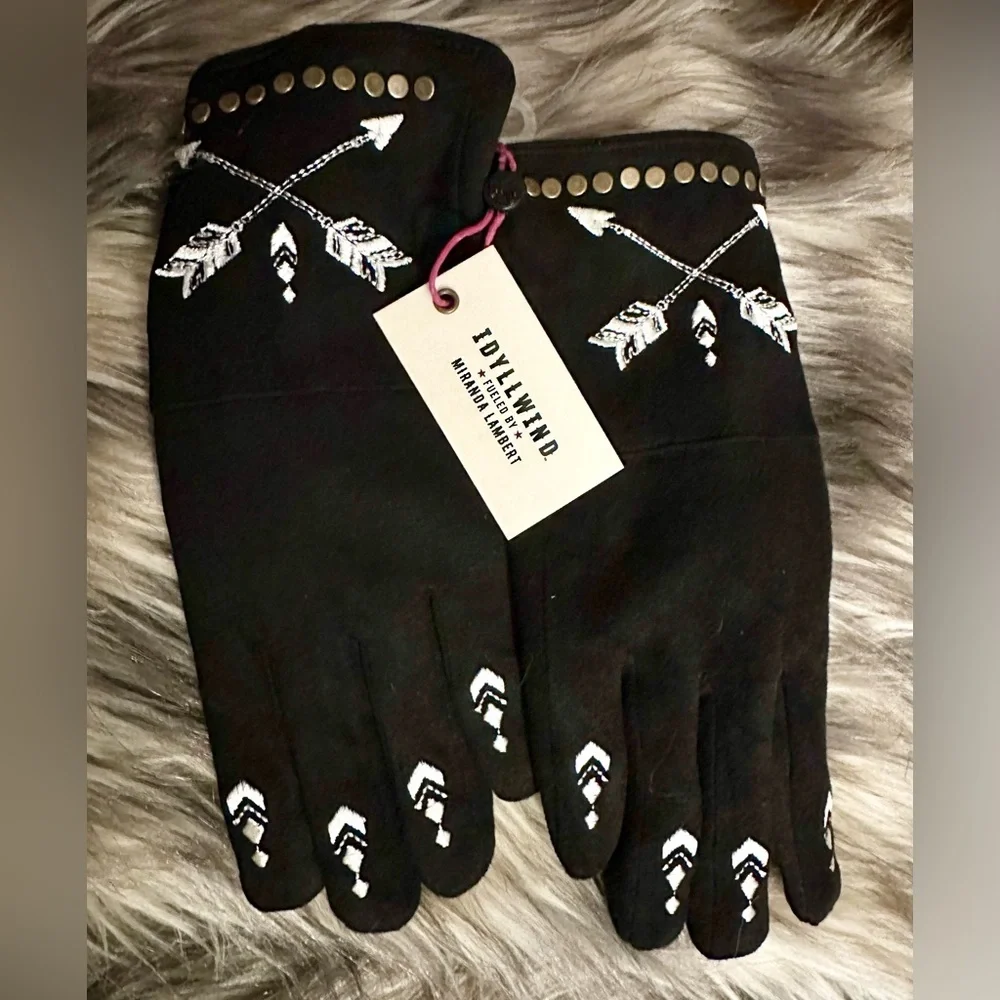 IDYLLWIND HALEY CROSS ARROW GLOVES Faux Suede Gloves w/ White Embroidered Arrows